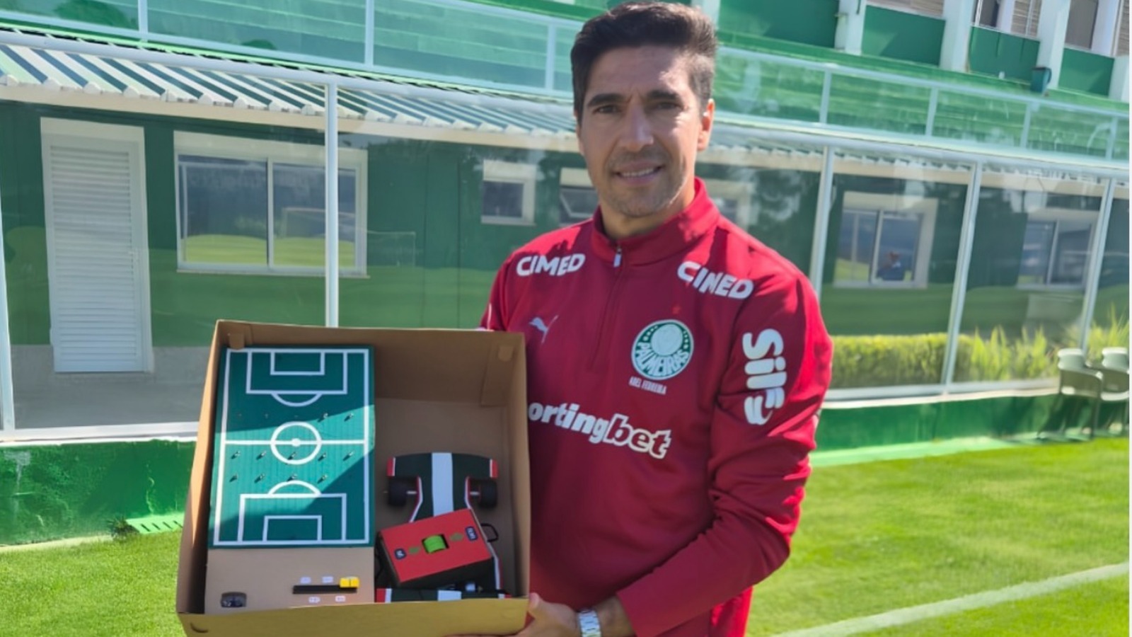 Abel Ferreira recebe presente produzido pelas crian&ccedil;as do Sementes do Vale